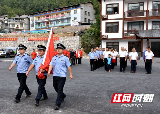 武陵源：岩门新村党支部举行升旗仪式