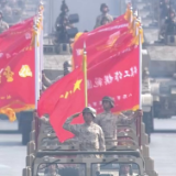 100面鲜红的战旗飘扬！战旗方队接受检阅