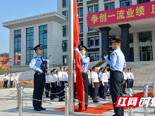 庆祝新中国成立70周年丨新邵干部群众认真收看收听国庆直播