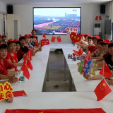 党群观看阅兵式 点燃浓浓家国情怀