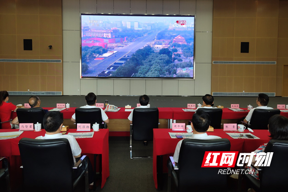 10月1日，宁乡市“四大家”领导集中观看阅兵式。
