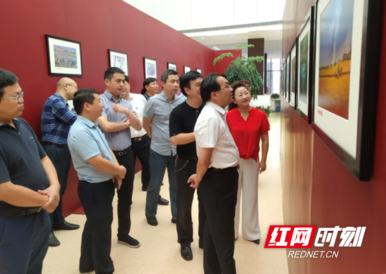 观看阅兵前，宁乡市的党员干部一同观看了“我和我的祖国”群众书法、美术、摄影、文学作品展，一同回顾革命历史，感悟革命精神。