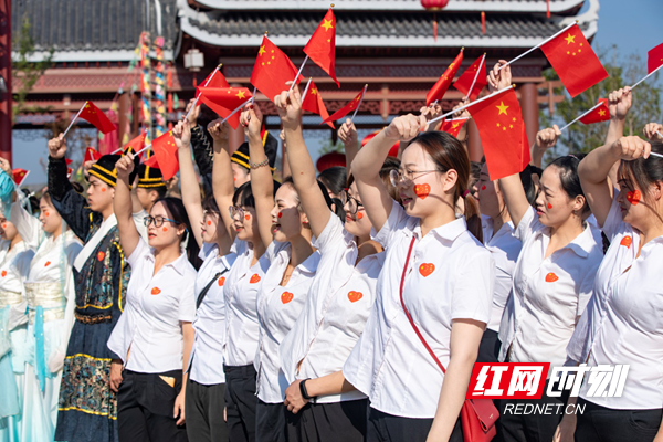 方特·东方神画乐园里，大伙儿同唱国歌，以此表达对祖国的热爱与祝福。