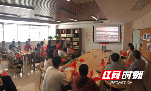 宁乡市委宣传部干职工组织观看阅兵式。