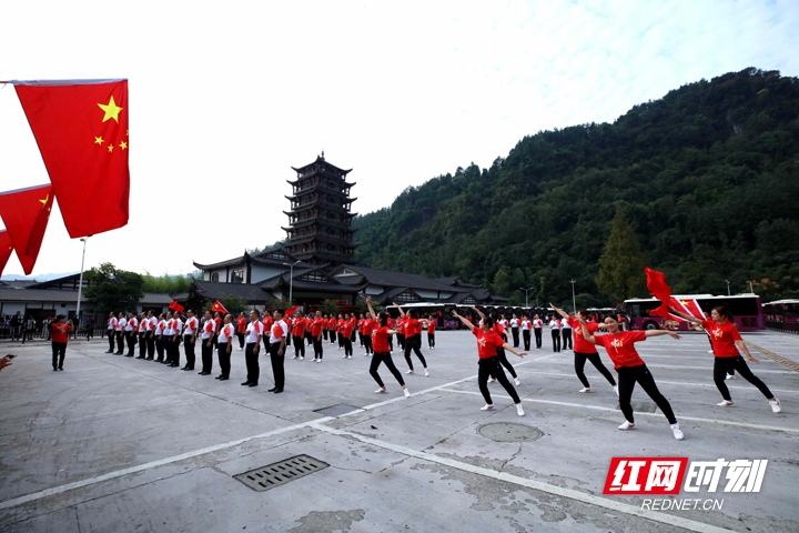 【我和我的祖国】湖南张家界：快闪表演庆祝新中国成立70周年