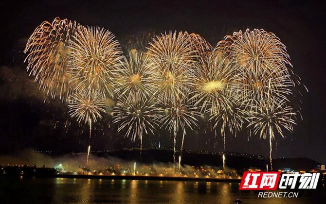 美翻了的长沙夜！橘子洲绚烂焰火表白祖国