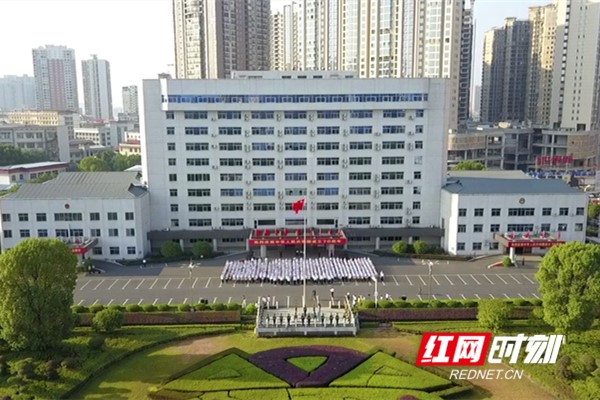【永州】10月1日上午,郴州举行了庄严的升国旗仪式,庆祝新中国成立70