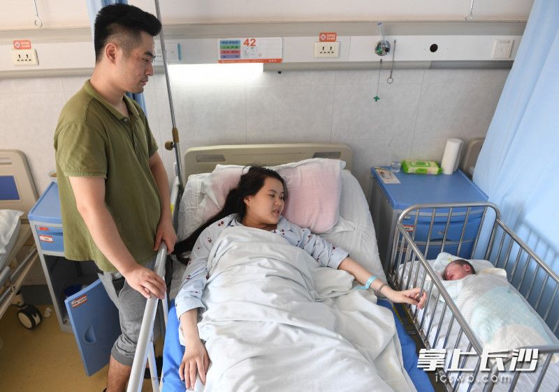 10月1日凌晨，长沙市妇幼保健院万峰和毛莎的小孩希希(小名）顺利出生，与新中国同一个生日。长沙晚报全媒体记者 邹麟 摄