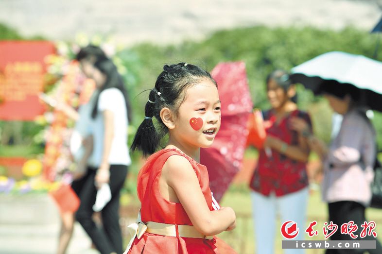 　　←国庆假期第二天，四海宾客幸福相聚在长沙的最美秋韵中。