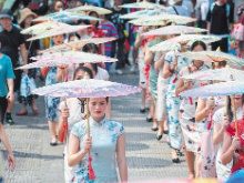 爱国歌曲接连唱响 精彩节目轮番上演 靖港古镇长假期间分外热闹