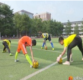 桃源县实验学校足球队接受北京职业球员指导