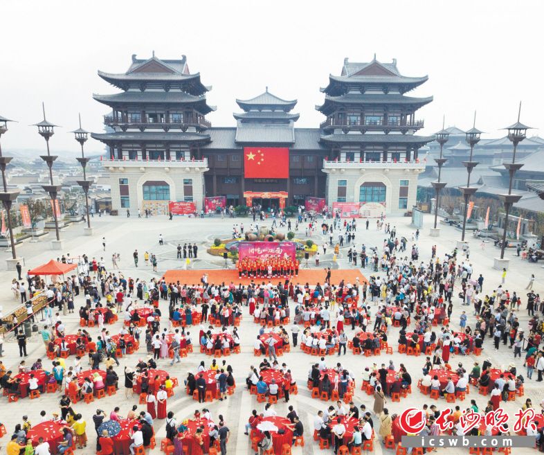 　　铜官窑古镇，千人同吃一碗面，共同祝福祖国繁荣昌盛。　　长沙晚报全媒体记者 吴颖姝 通讯员 叶子君 摄影报道
