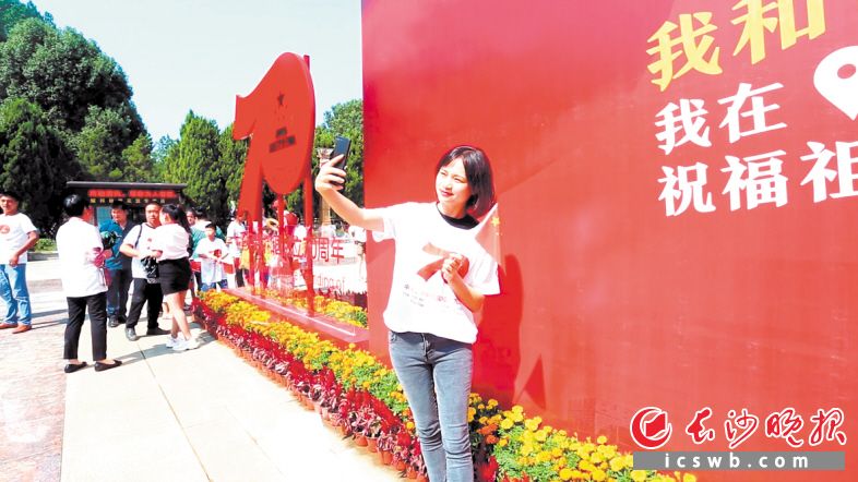 　　游客在景区拍照留念。　　胡耀邦故里旅游区供图