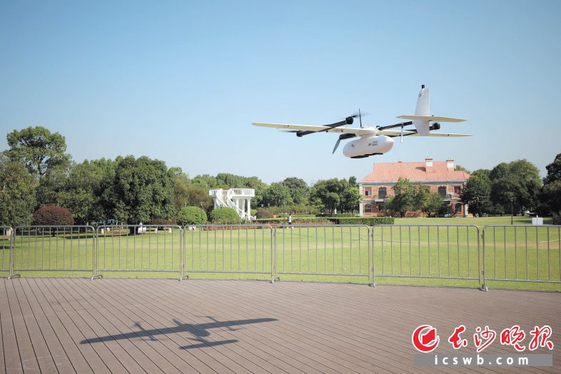 　　无人机起飞，守护景区安全。长沙晚报通讯员 王伟 摄