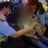 小伙突发疾病，救护车过不来！接下来的这一幕暖心了