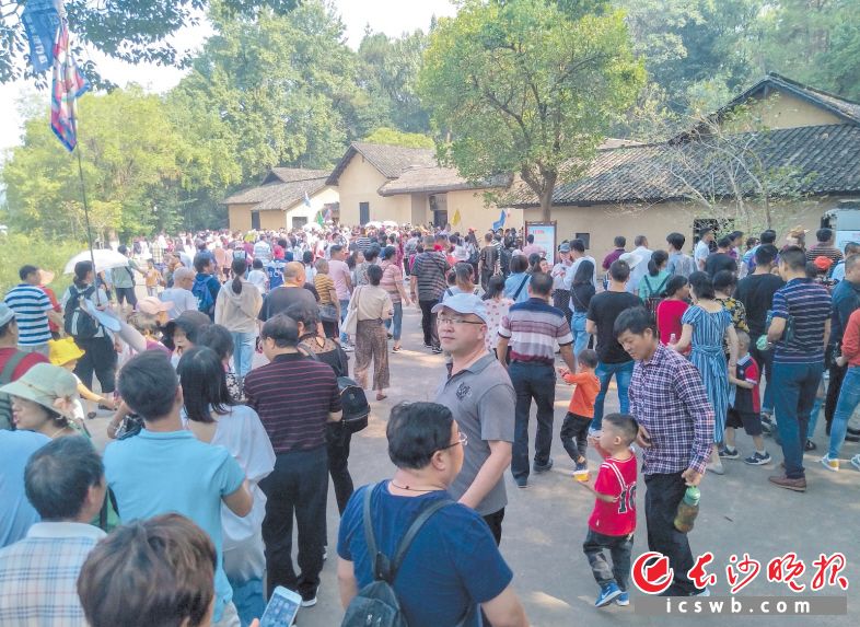 国庆长假,长沙秋高气爽,晴空万里。连日来,花明楼刘少奇故里游人如织,来自全国四面八方的游客到这里感受红色文化。截至4日中午,国庆假期里花明楼景区接待游客超10万人次。长沙晚报全媒体记者 邹麟 通讯员 尹芳 摄影报道