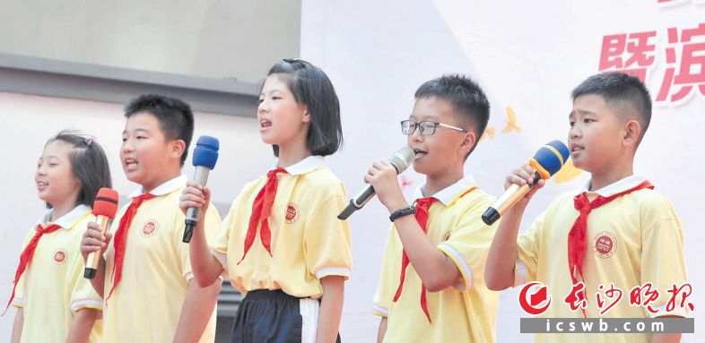 3日,开福区通泰街街道湘春路社区红韵广场,一场由社区居民自编自演的文艺节目正在这里精彩上演,节目包括折扇舞《祝福祖国》和诗朗诵《与祖国同庆》等。 长沙晚报全媒体记者 贺文兵 通讯员 常君 摄影报道