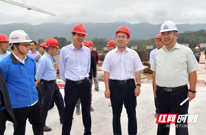 刘革安调研高铁站场和芙蓉学校建设