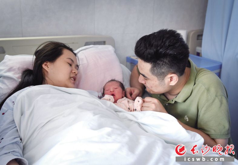 　　10月1日凌晨，万峰和毛莎的孩子在市妇幼保健院顺利出生。　　长沙晚报全媒体记者 邹麟 摄