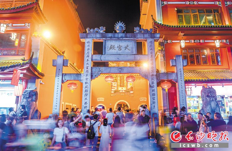 　　国庆黄金周坡子街人头攒动，火宫殿成为人们必到的拍照之地。长沙晚报全媒体记者 邹麟 摄