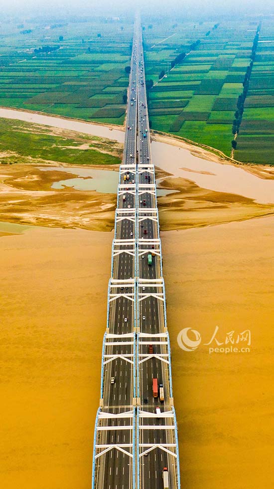 河南郑州刘江黄河大桥。是目前亚洲最长最宽的高速公路大桥。刘帅冶 摄