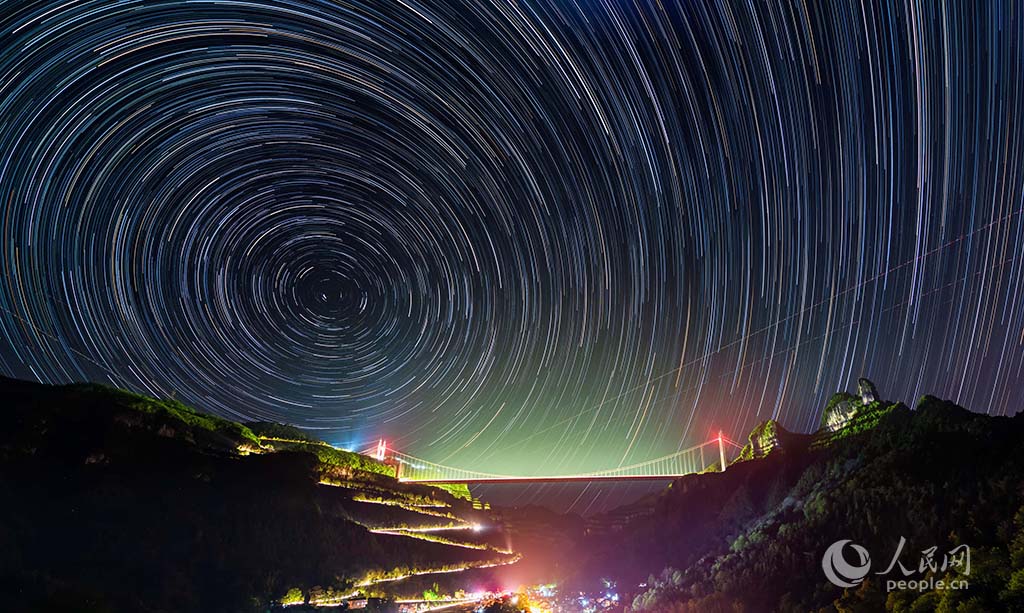 湖南湘西矮寨大桥星轨。张术杰 摄（多张后期叠加）