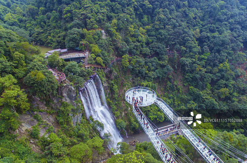 2018年6月28日，广东清远古龙峡的玻璃大峡谷，是集玻璃平台、玻璃栈道、玻璃桥为一体的高空观光玻璃组合，同时融入了5D破裂效果，并设有玻璃悬廊、玻璃台阶、凌空微步等高空挑战产品。