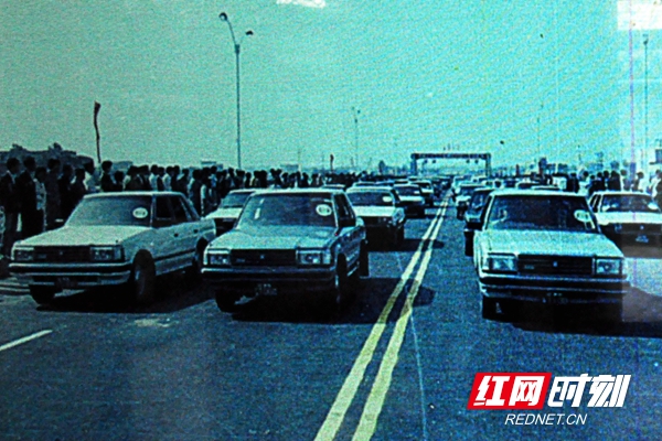 1986年，汽车驶过沅水一桥