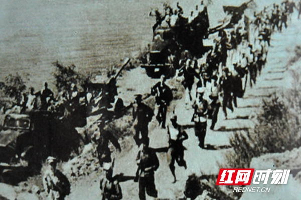 1949年，人民解放军经轮渡过沅水，向大西南进军
