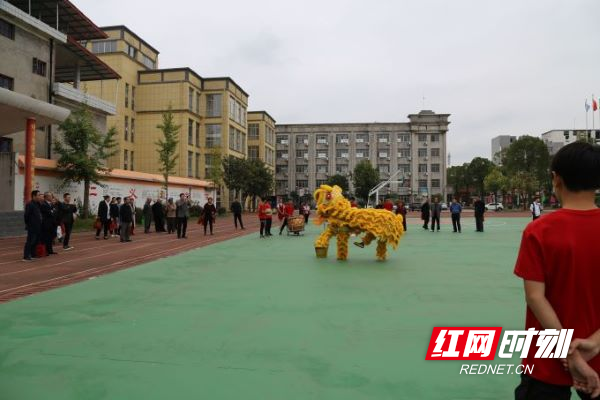 老教师们在观赏舞龙舞狮表演.JPG 老教师们在观赏舞龙舞狮表演.JPG