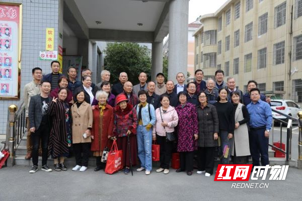 学校领导和老教师们合影.JPG 学校领导和老教师们合影.JPG