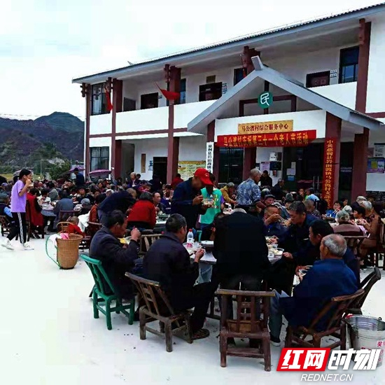 岩泊渡镇：载歌载舞陪伴老人们欢度节日