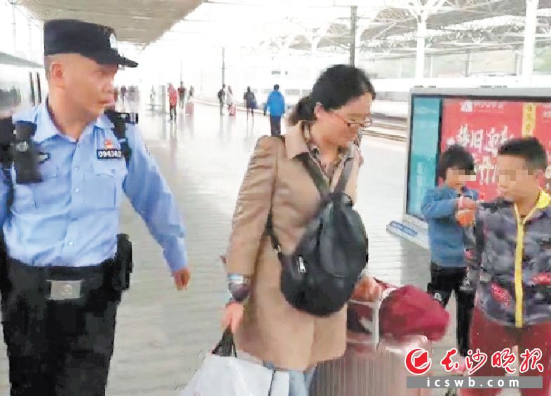 　　民警将孩子带回，孩子在岳阳东站与其母亲会合。　　警方供图