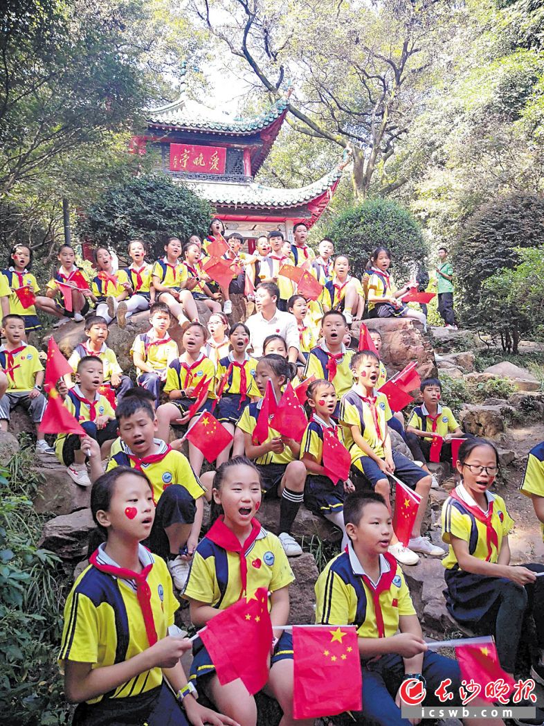 　　秋意正浓的岳麓山下，孩子们在爱晚亭前同声祝福祖国。长沙晚报全媒体记者 贺文兵 摄