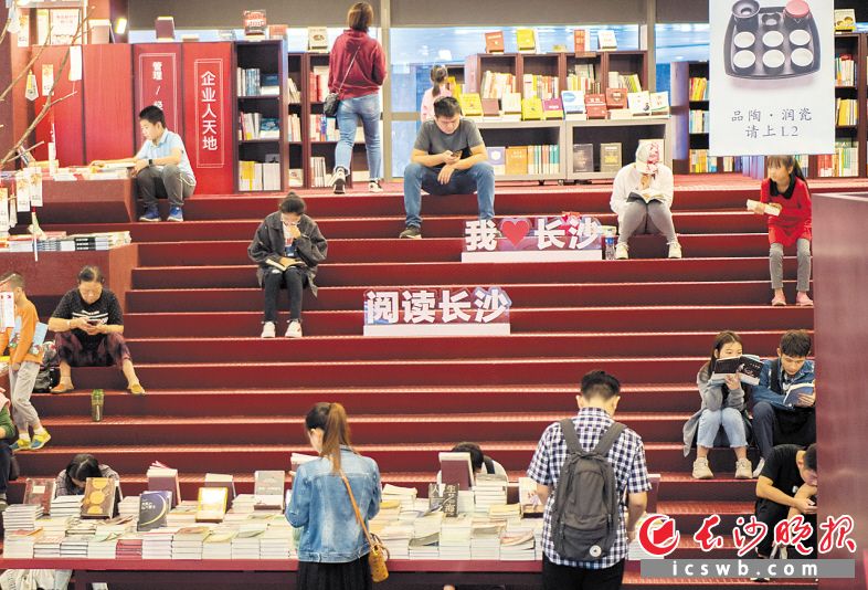 　　国庆小长假里的梅溪书院，市民们选择在这里看书，畅游在知识的海洋，感受安静的时光。长沙晚报全媒体记者 邹麟 摄