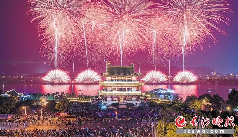 　　橘子洲头，一场以《秋之颂·我和我的祖国》为主题的大型音乐焰火晚会精彩绽放。橘子洲焰火秀已经成为长沙的又一张文旅名片，吸引着全世界的目光。 长沙晚报全媒体记者 邹麟 摄