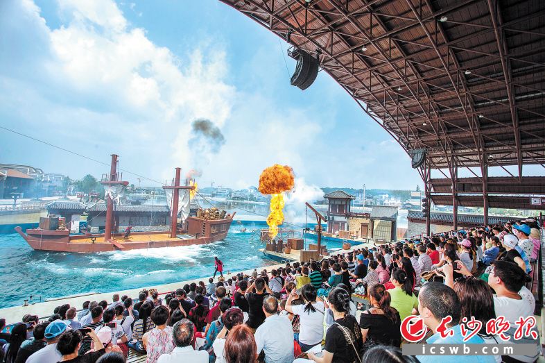 　　新华联铜官窑古镇以“铜官窑”及“海上丝绸之路”为IP打造的5D影院《魔法釉传奇》、演艺中心《铜官窑传奇秀》等项目受到游客喜爱。长沙晚报通讯员 李倩 供图