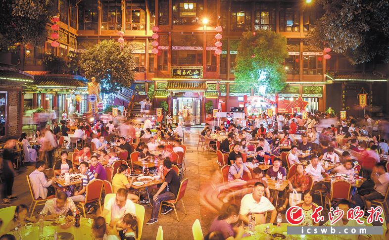 　　假日期间，火宫殿里座无虚席，游客们一边观赏晚会一边品尝美食。长沙晚报全媒体记者 邹麟 摄