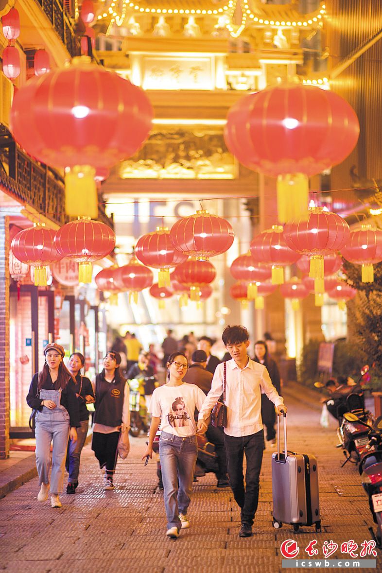　　夜色中古香古色的登隆街更显历史步道韵致。　　长沙晚报全媒体记者 黄启晴 摄