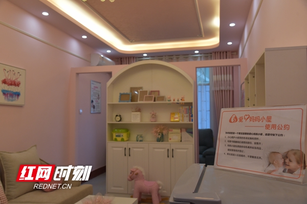 中国电信怀化分公司工会建设的“妈妈爱心小屋”极大地方便了哺乳期女员工喂哺孩子。_副本.jpg