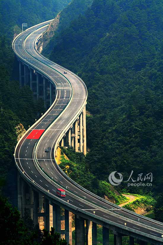 贵州省剑河县思（南）剑（河）高速“对门高架桥”。曹时红 摄