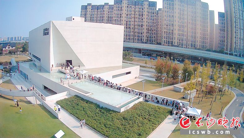 　　谢子龙影像艺术馆国庆假期客流剧增，观展队伍排到了大门外。长沙晚报通讯员 李倩 供图