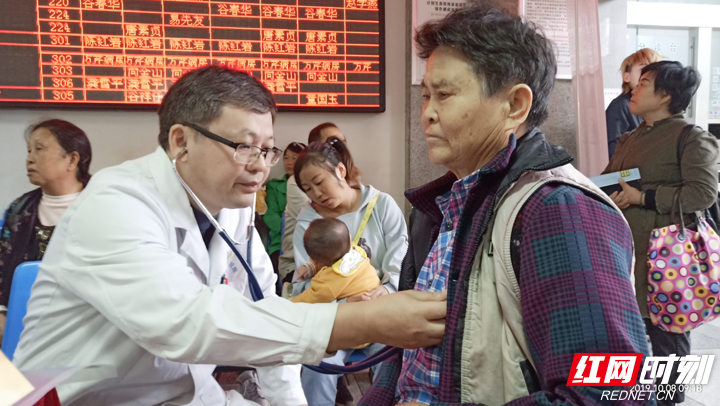 张家界市人民医院开展全国“高血压日”义诊宣教活动