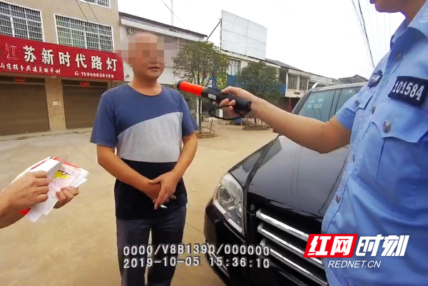对嫌疑驾驶人进行酒精检测.jpg