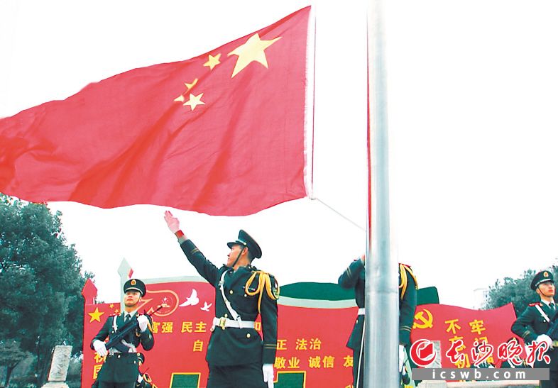 　　10月8日是国庆长假后上班第一天，长沙市直机关举行庄严的升国旗仪式，庆祝中华人民共和国成立70周年。长沙晚报全媒体记者周柏平 摄