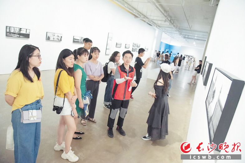 　　国庆期间，谢子龙影像艺术馆共有7个展览展出，现场人流如织。龙世星 供图