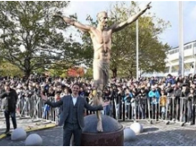 伊布雕像在在家乡正式揭幕 C罗看了有何感想？