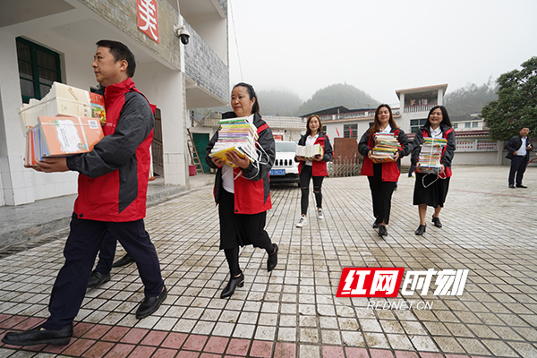 平安人寿湖南分公司向学校捐赠书籍。