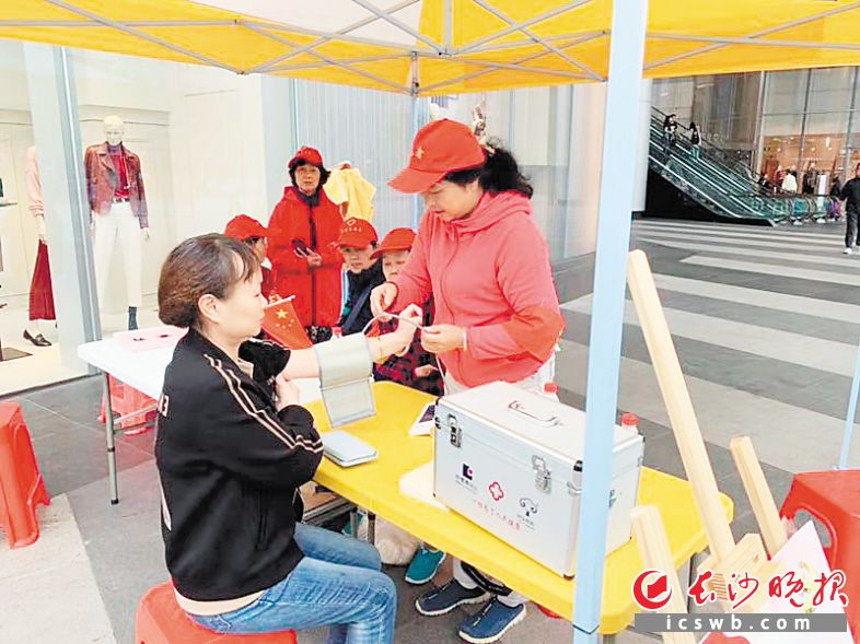 　　小小服务站可为游客提供问路、咨询换乘线路、简单医药应急等服务。 长沙晚报通讯员 张念琪 摄