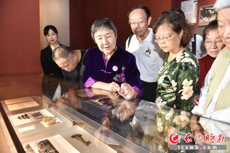 　　10月9日，程瑜女士（左三）在长沙博物馆介绍此次捐献的程潜先生遗物。　　长沙晚报全媒体记者 余劭劼 摄